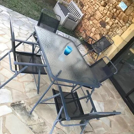 Peaceful, Comfortable Retreat With Pool Сasa de vacaciones *