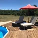 Peaceful, Comfortable Retreat With Pool Montclera