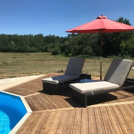 Peaceful, Comfortable Retreat With Pool Montcléra