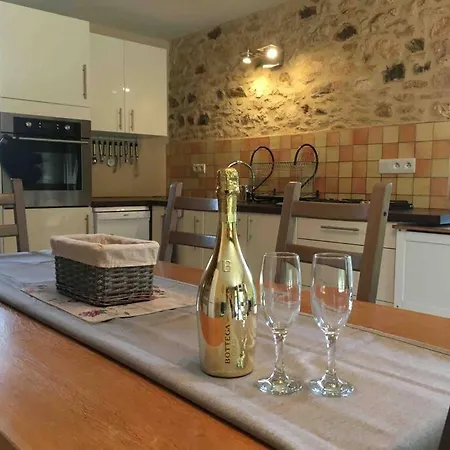 Peaceful, Comfortable Retreat With Pool Holiday home *