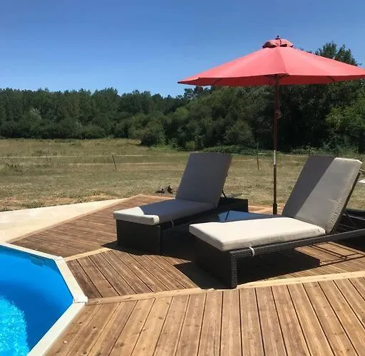 Peaceful, Comfortable Retreat With Pool Montcléra