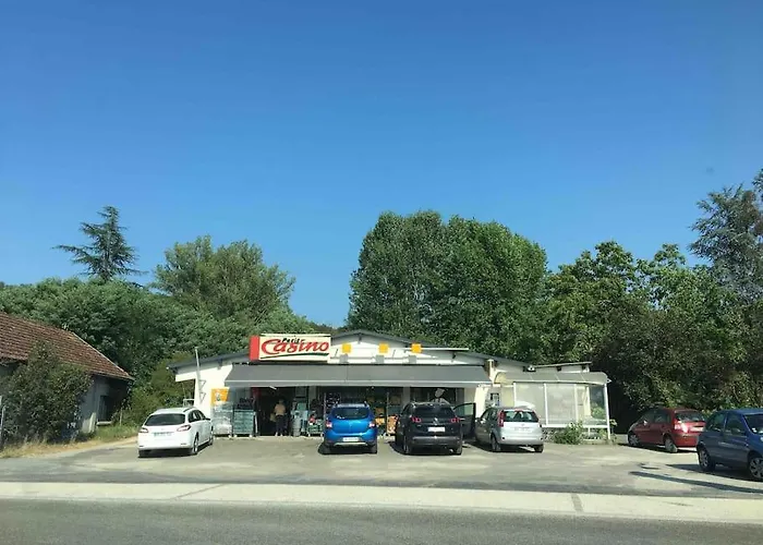 Feriehus Peaceful, Comfortable Retreat With Pool Montcléra