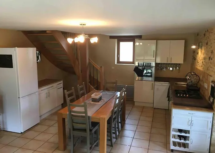 Peaceful, Comfortable Retreat With Pool Montcléra