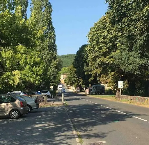 Peaceful, Comfortable Retreat With Pool Feriehus