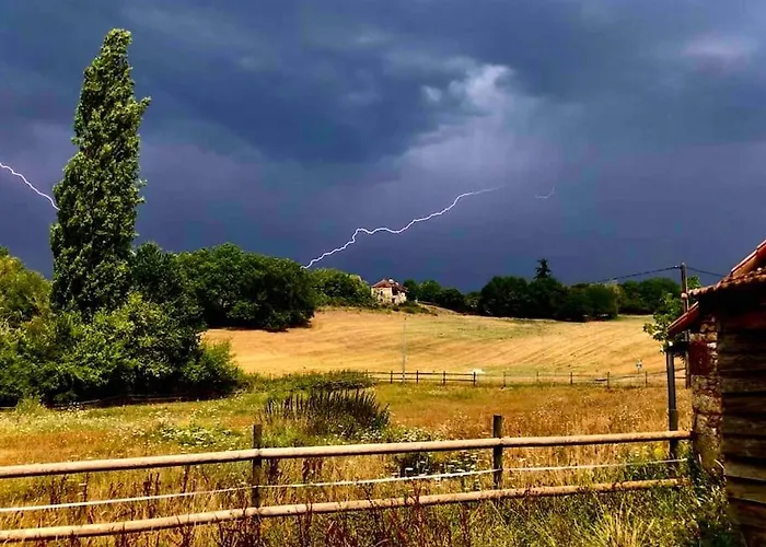 Peaceful, Comfortable Retreat With Pool Feriehus