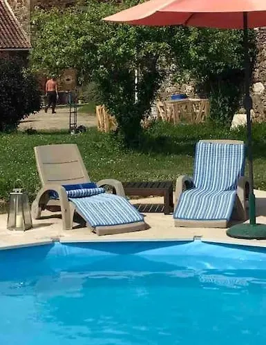 Peaceful, Comfortable Retreat With Pool Feriehus