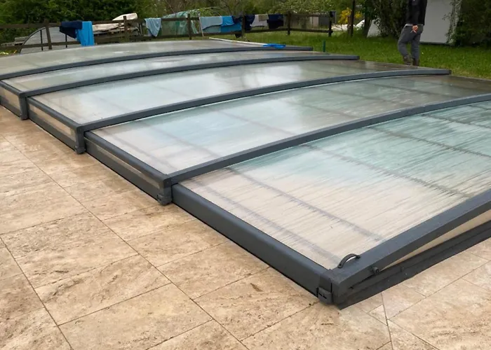 Peaceful, Comfortable Retreat With Pool Feriehus