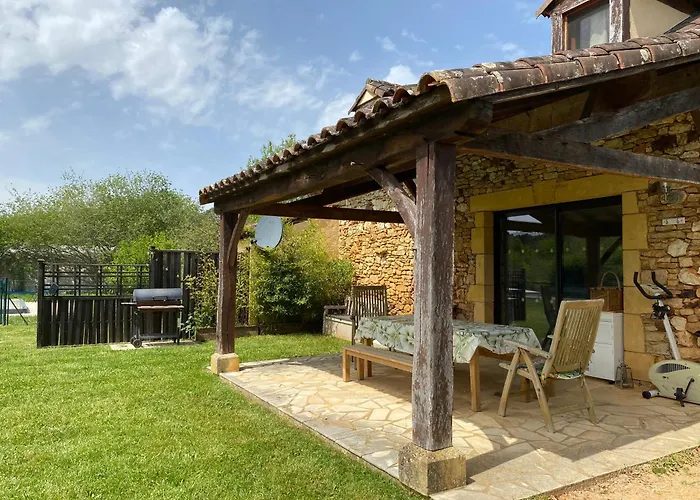 Peaceful, Comfortable Retreat With Pool Feriehus